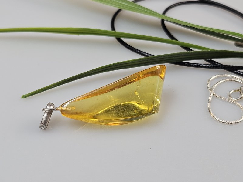 Colgante de ámbar. Ámbar amarillo. Joyas de ámbar certificadas. Cabujón de ámbar. Colgante de ámbar de plata de ley