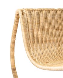 Sedia a dondolo Kukup in rattan naturale, realizzata a mano con finitura naturale, altezza 80 cm lunghezza 66 cm profondità 102 cm, provenienza Indonesia