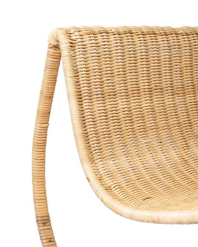 Sedia a dondolo Kukup in rattan naturale, realizzata a mano con finitura naturale, altezza 80 cm lunghezza 66 cm profondità 102 cm, provenienza Indonesia