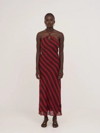 Robe de soirée longue bordeaux et rouge à rayures murmurées