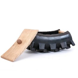 Reifenbox aus recyceltem Motorradreifen und Fraké-Holz Upcycling