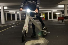 El exclusivo oficial Cruzaa E-Scooter Racing White