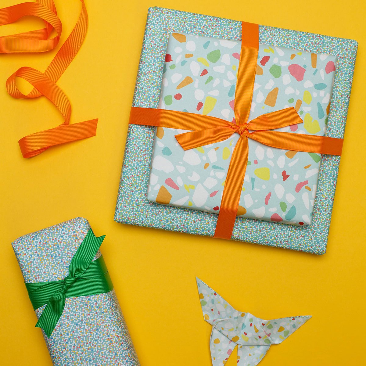 Buntes Geschenkpapier türkis mit Terrazzo Muster, Kinder Geschenke verpacken zum Kindergeburtstag, zur Einschulung oder zur Geburt