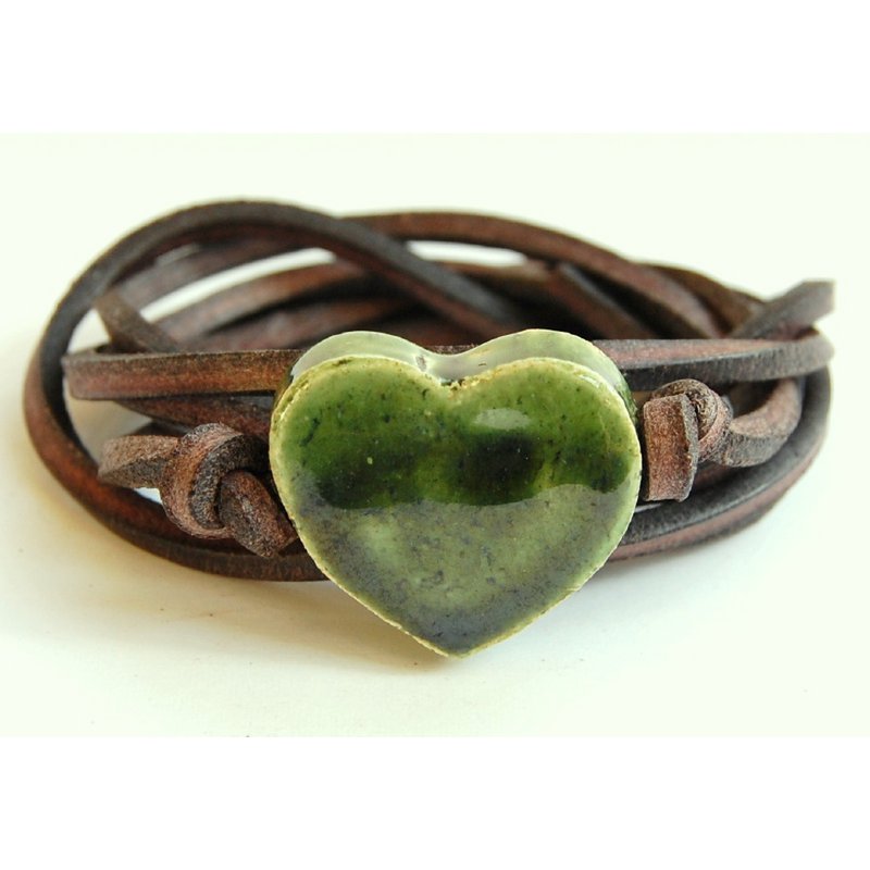 Armband leren veter met olijf groen hart