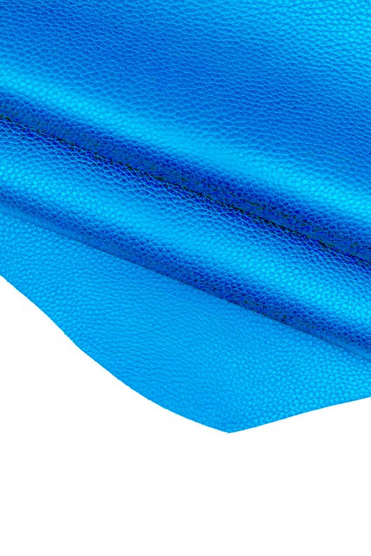K0038OB | Made in Italy Heart Bookmark in genuine full-grain leather, dollar grain - Light blue color - Dimensions: 6 x 5.5 x 0.5 cm - Packaging: rigid bottom/lid Gift Box