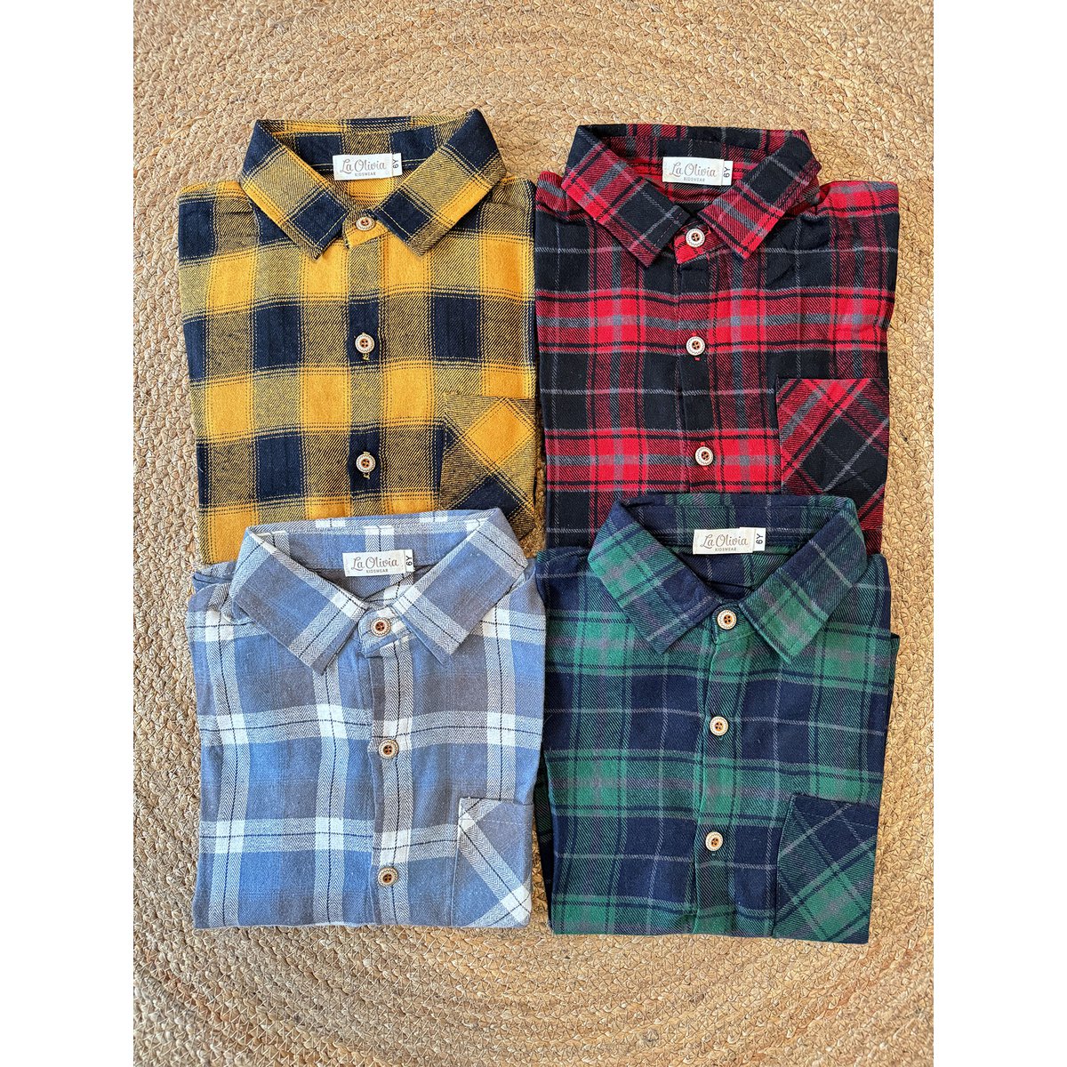 Ragazzo felice con la camicia