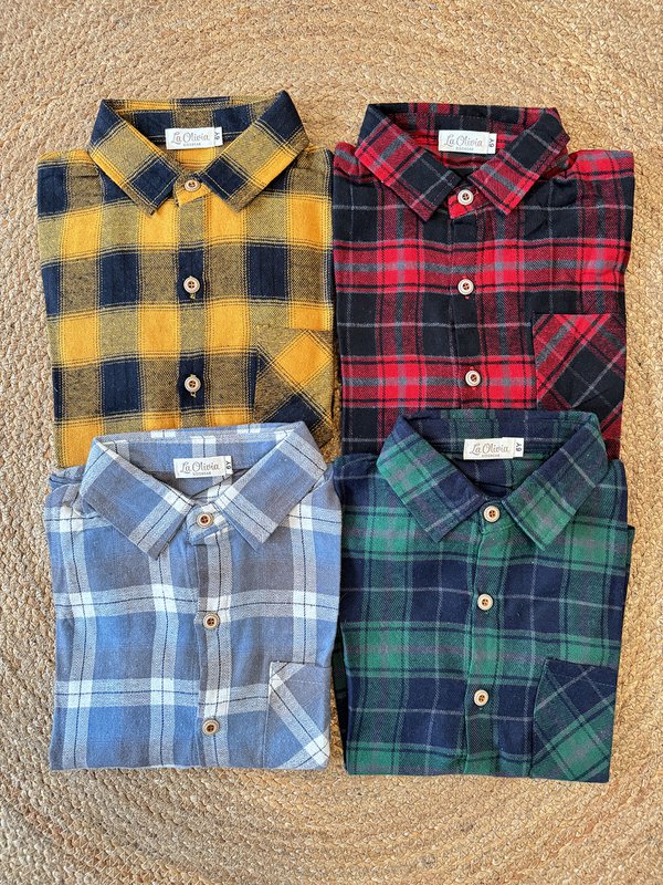 Garçon chemise heureux