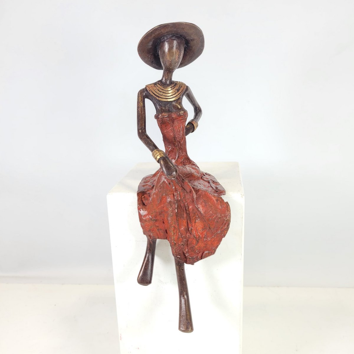Bronze-Skulptur "Femme assise avec chapeau" by Soré | verschiedene Größen und Farben