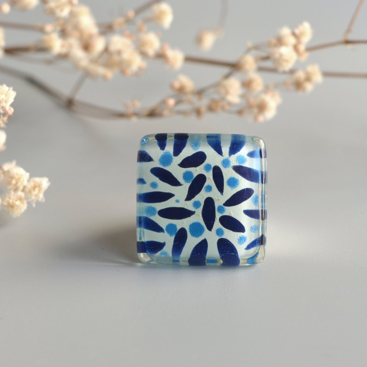 Oversized ring med mørkeblå blade og cerulean blå bær, Justerbar størrelse