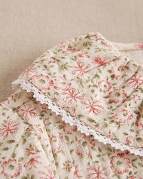 Floral girl's blouse with ruffle collar and elastic cuffs P146-11608085