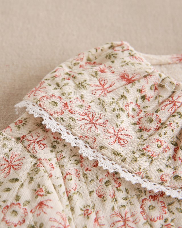 Floral girl's blouse with ruffle collar and elastic cuffs P146-11608085