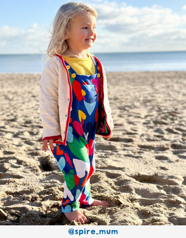 Bio-Baumwoll Kinder Latzhose mit Herz-Druck
