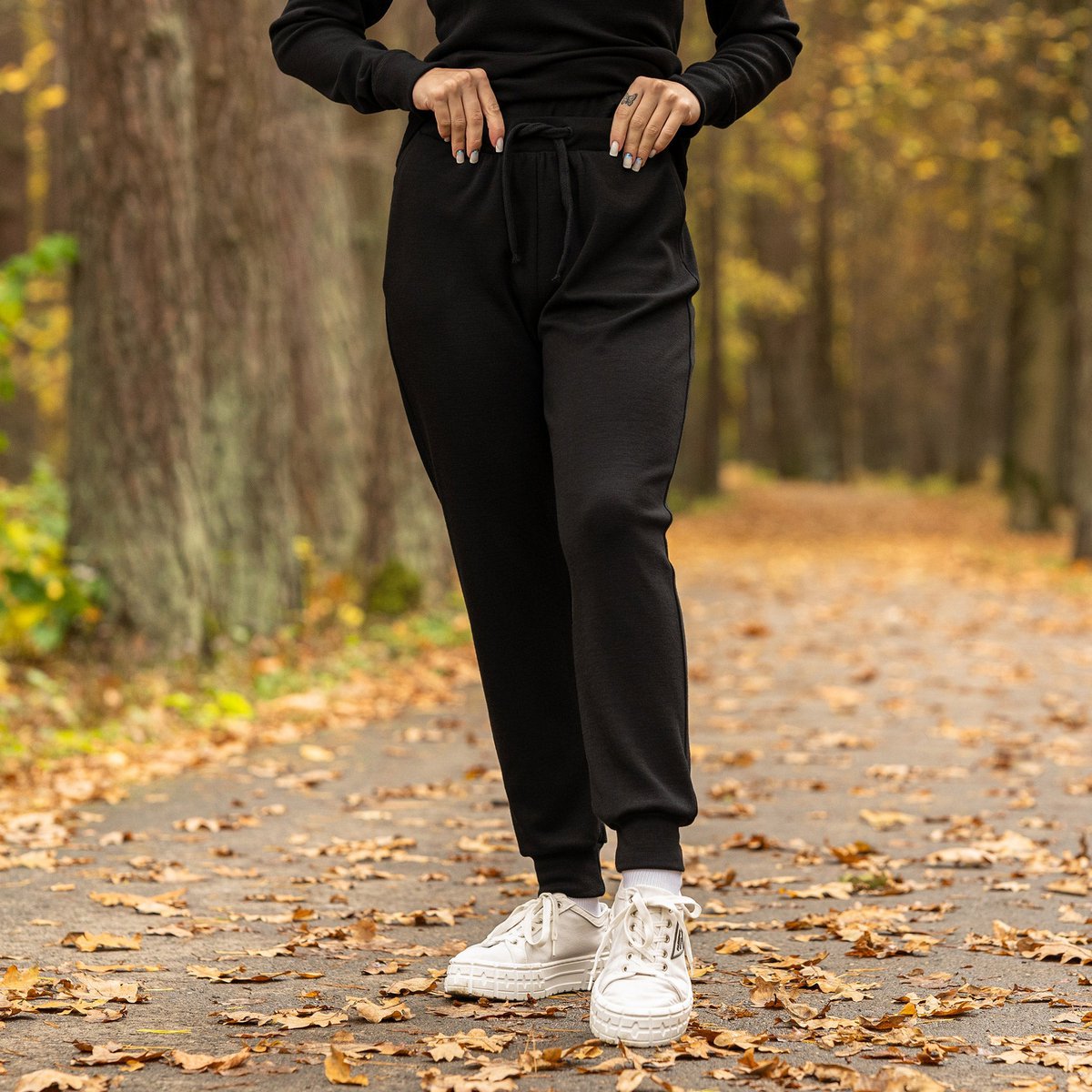 Conjunto Merino 250 de mujer con camiseta con cuello con cremallera y pantalones deportivos tipo jogger en negro