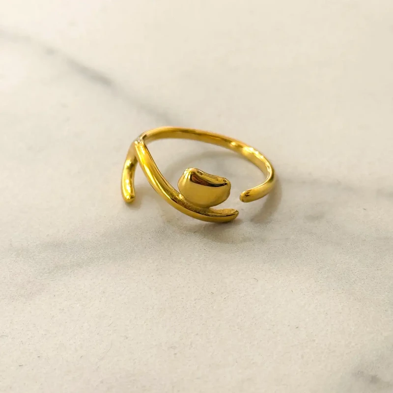 Stretching Cat  Ring