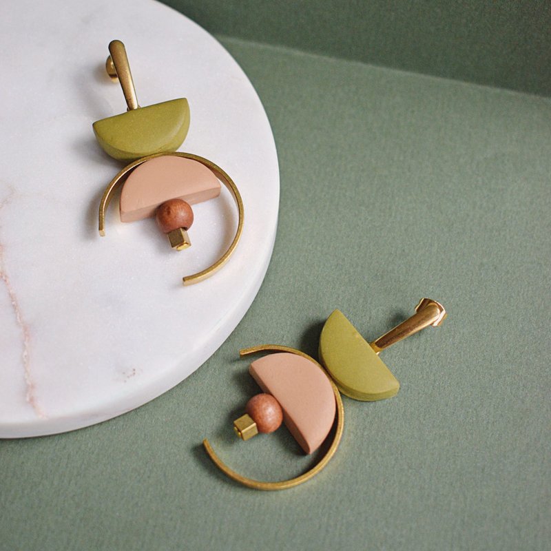 Contrast in nude and olive green