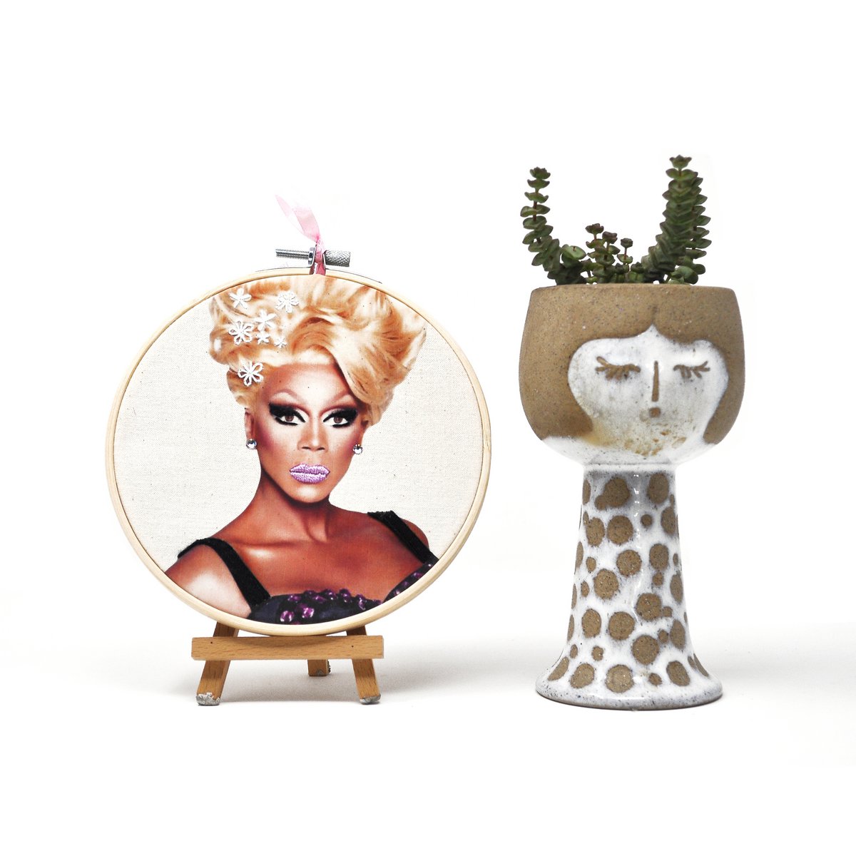 Art mural cerceau de broderie fait main - Collection Queer - Décoration murale textile (15cm)