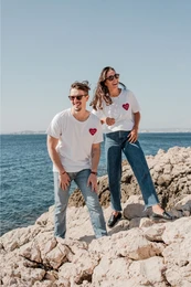 T-shirt patch coeur brodé