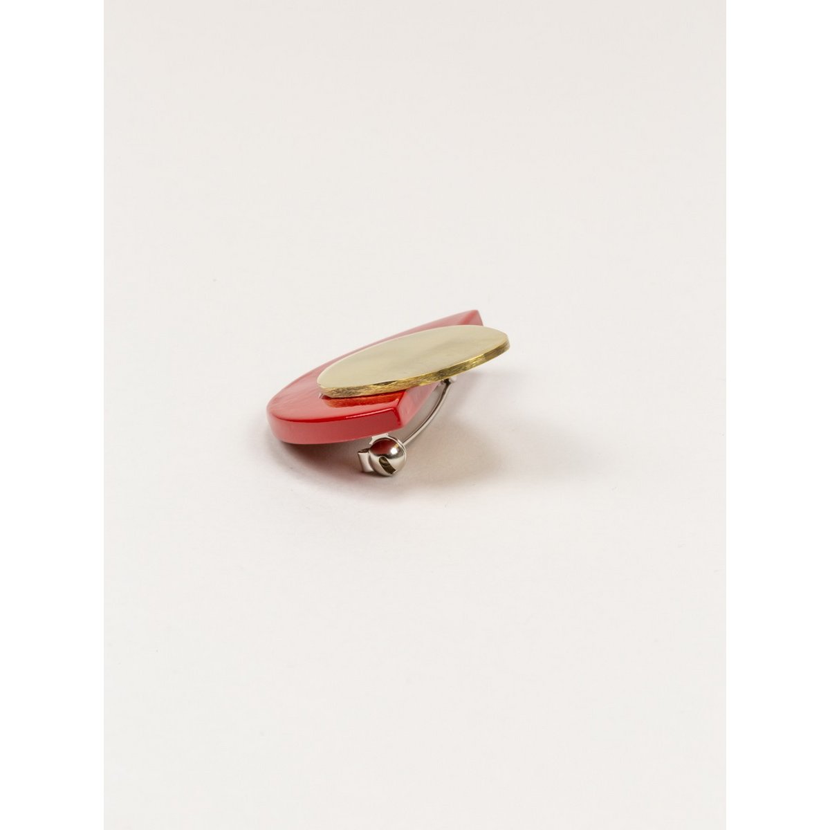 Large brooch in brass and lacquer