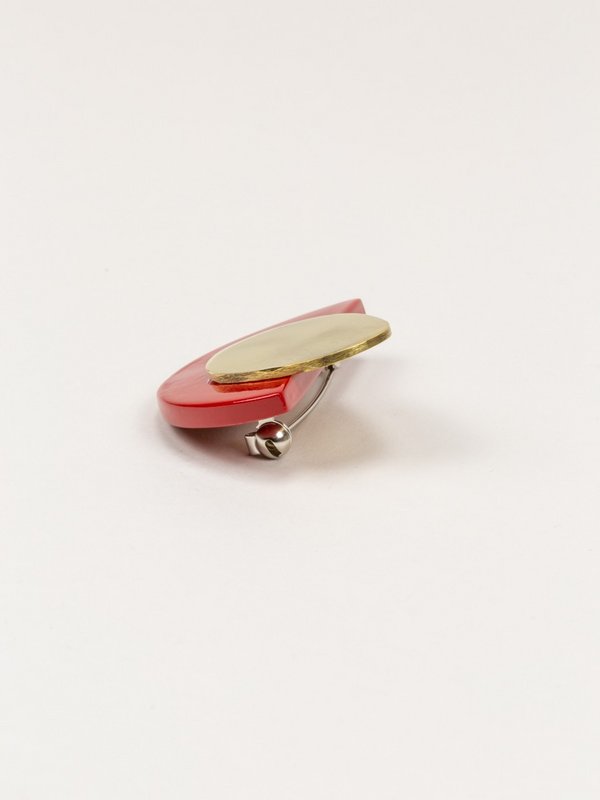 Large brooch in brass and lacquer