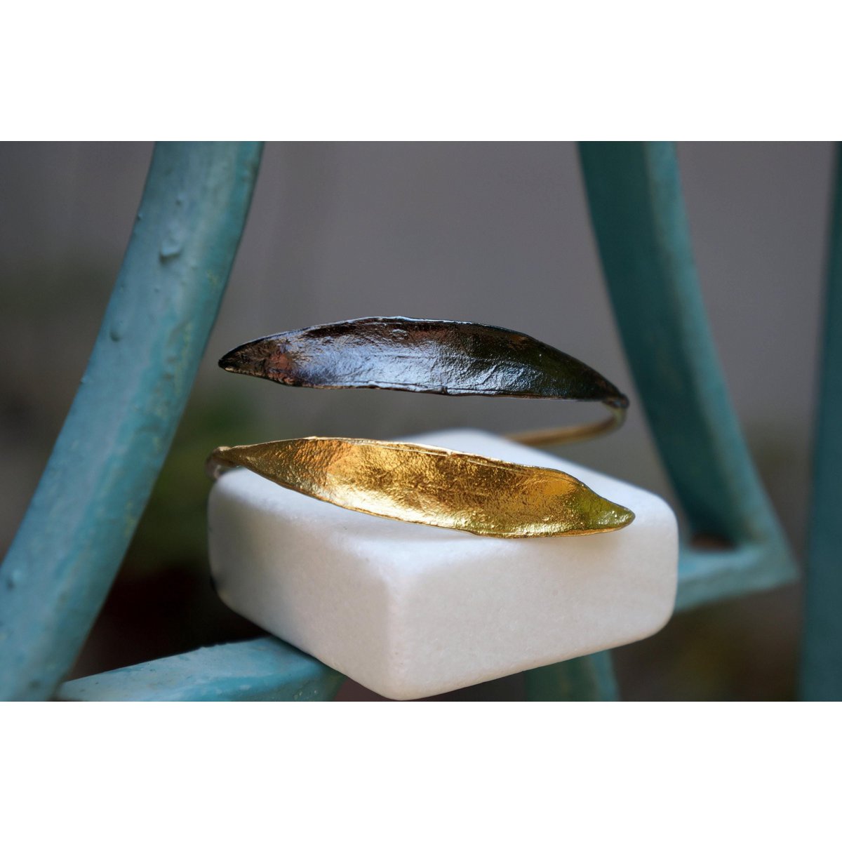 Olive Branch Veganistische armband - Verstelbaar verguld messing en zwart rhodiumontwerp
