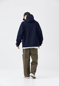 Winddichte Oberbekleidung mit Kapuzenjacke in der Marine