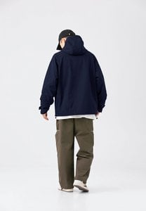 Winddichte Oberbekleidung mit Kapuzenjacke in der Marine