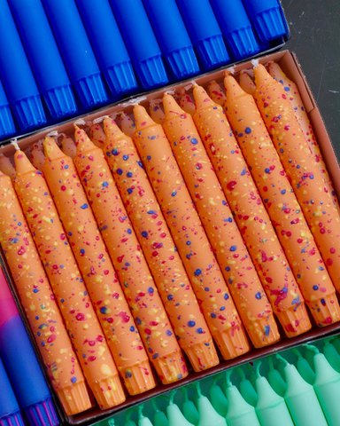 Spitzkerzen – Sommerstimmung / Orange – blaue Konfetti-Farben
