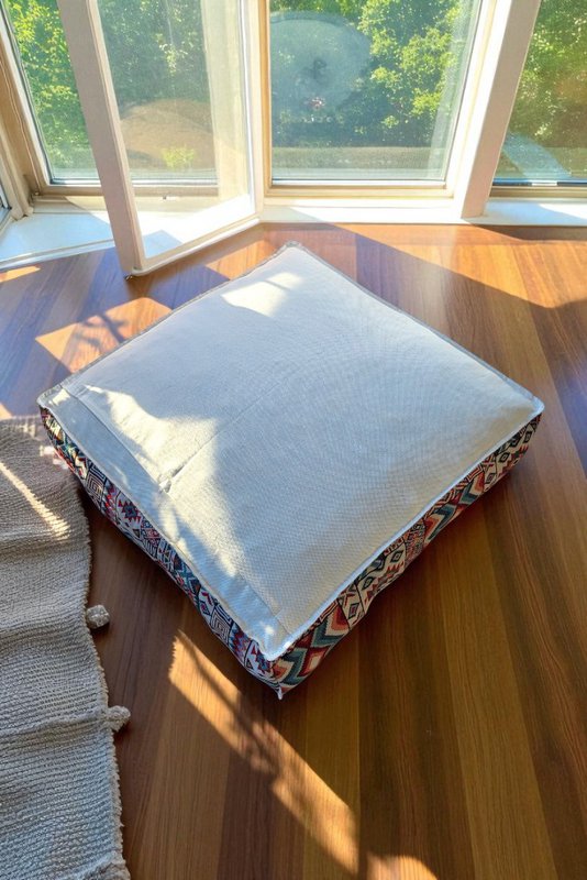 n.76 Cuscino da terra e Pouf