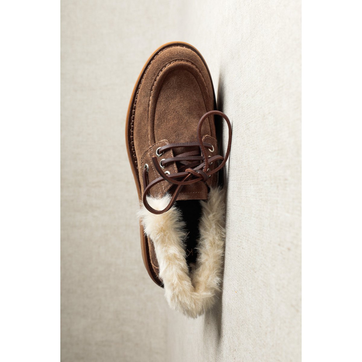 SAILOR RHUM BROWN – Wildleder-Bootsschuh mit dicker Sohle und Kunstpelzkragen