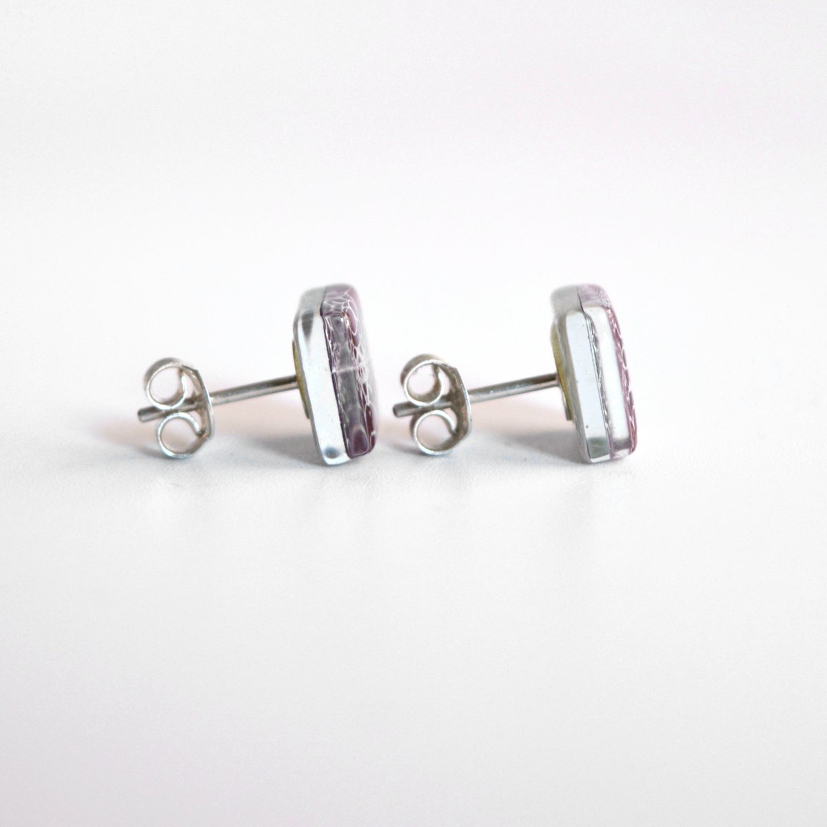 Unieke oorbellen met spinnenwebknopen, zwarte kleur, gerecycled glas en sterling zilver