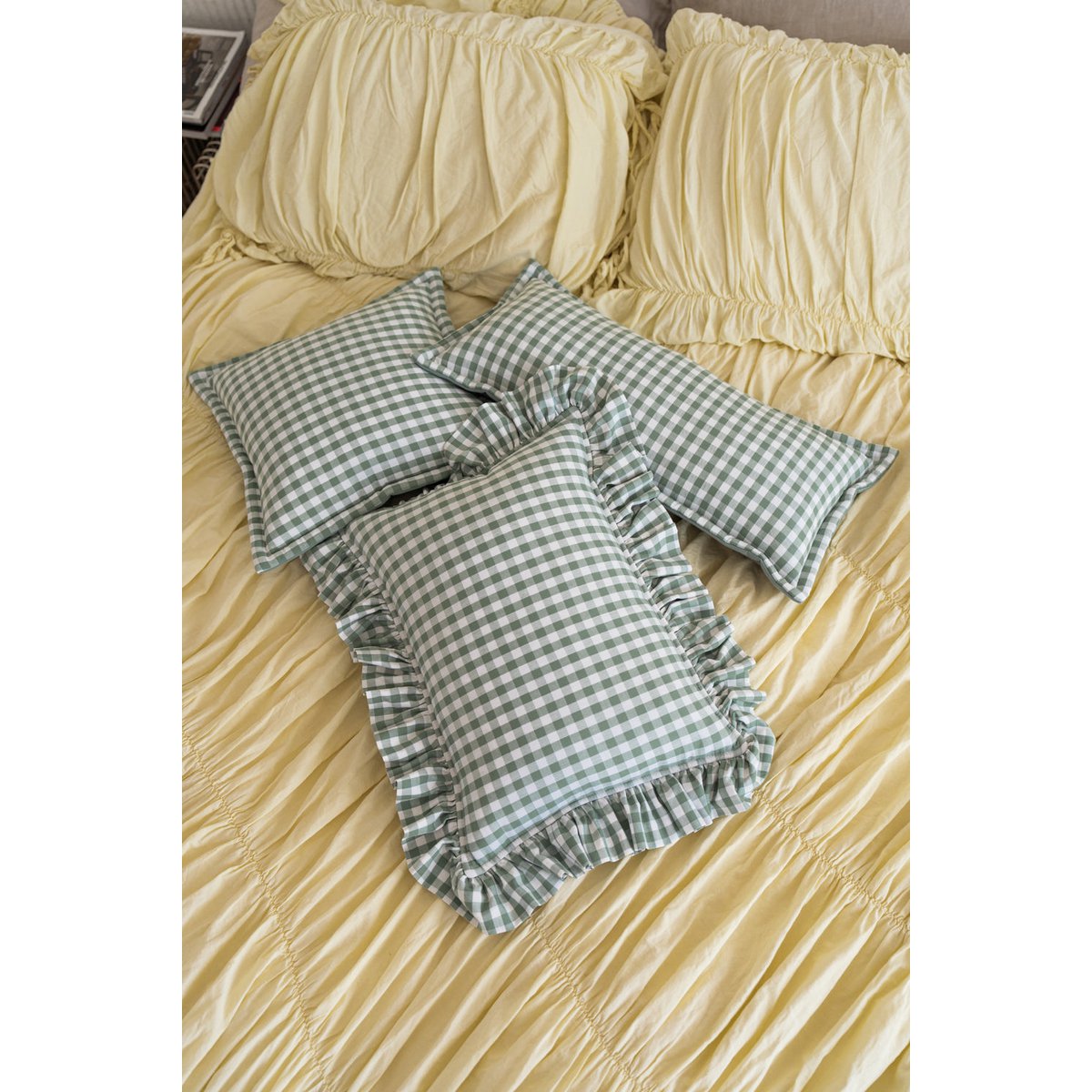 Decorative pillow with ruffle "Sage check"