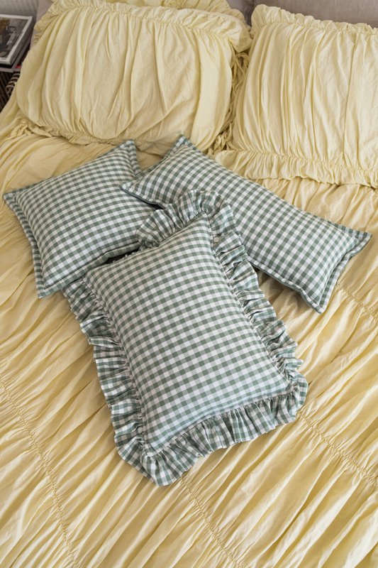 Decorative pillow with ruffle "Sage check"