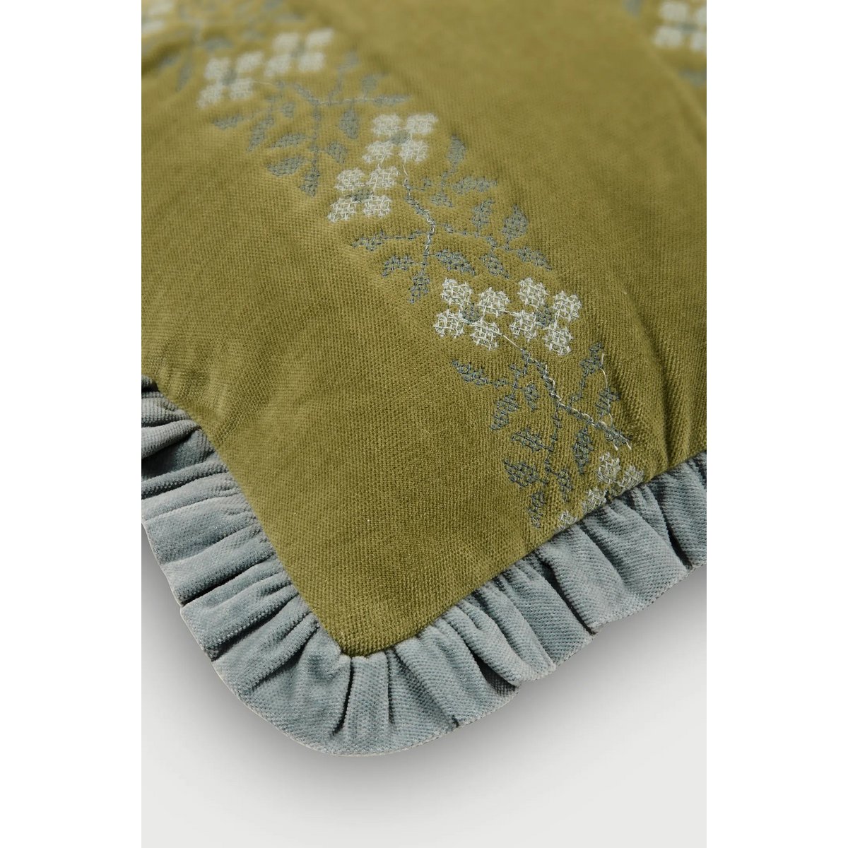 Pudebetræk | Heather Olive Cross Stitch aflangt pudebetræk fra Sanctuary Living