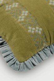 Pudebetræk | Heather Olive Cross Stitch aflangt pudebetræk fra Sanctuary Living