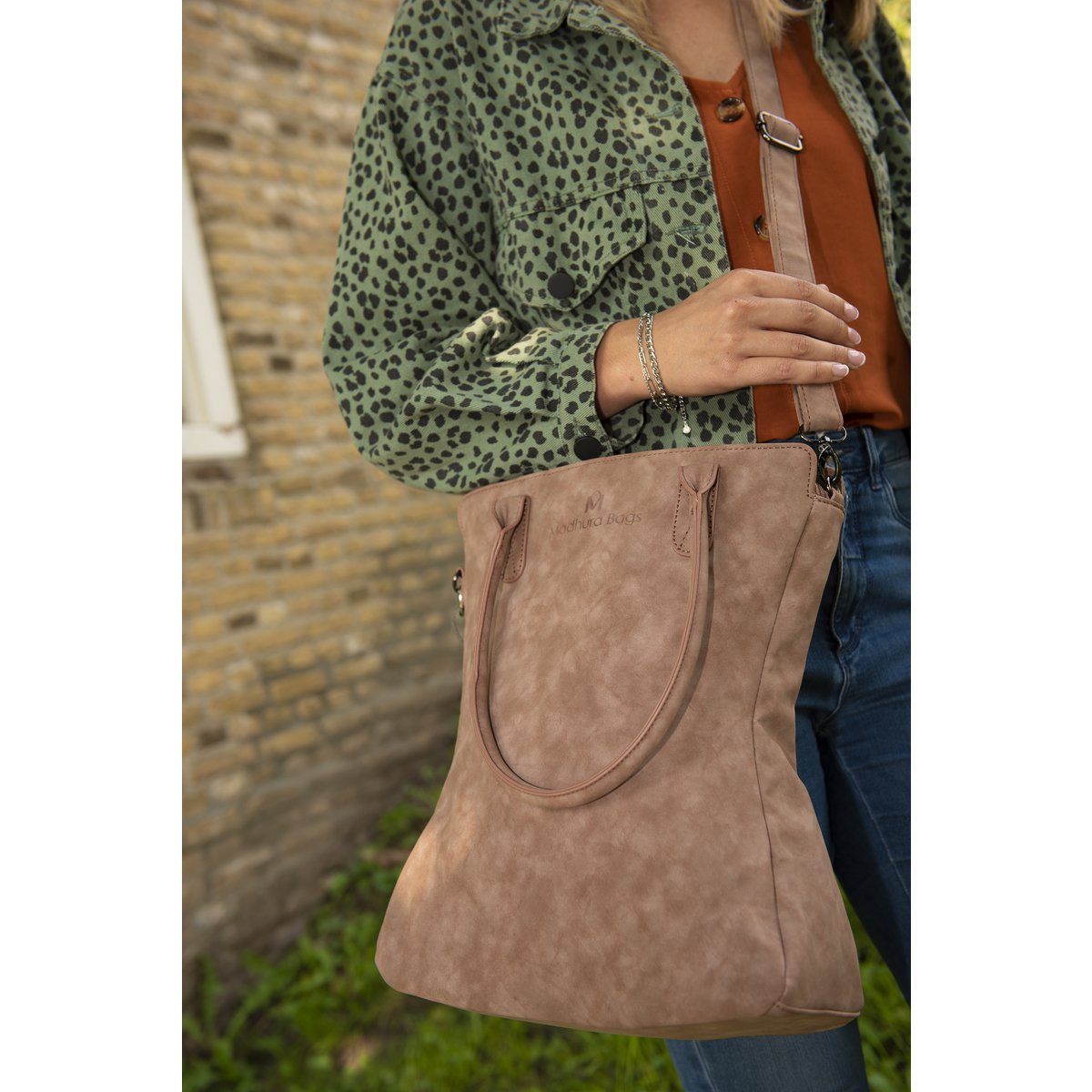 hand/shoulder bag dark brown curvy