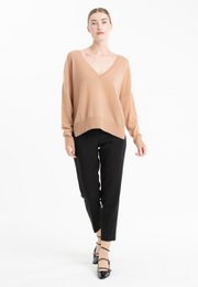 NAMI 23 Kaschmirpullover mit V-Ausschnitt und kamel-/beigefarbenem Band
