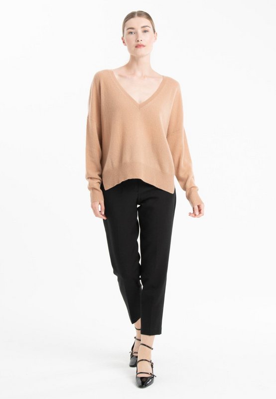 NAMI 23 Kaschmirpullover mit V-Ausschnitt und kamel-/beigefarbenem Band