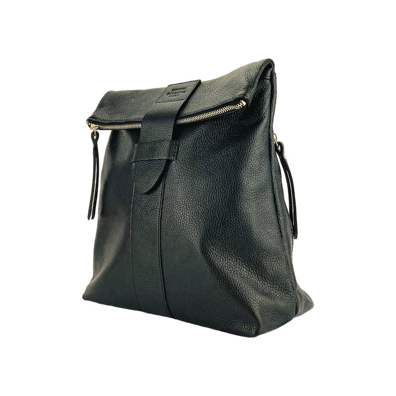 RB1021A | Soft women's backpack in genuine leather Made in Italy with adjustable shoulder straps. Zipper and accessories in shiny gold metal - Black color - Dimensions: 30 x 34 x 10.5 cm