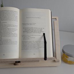 Adjustable support for books and tablets - The reader