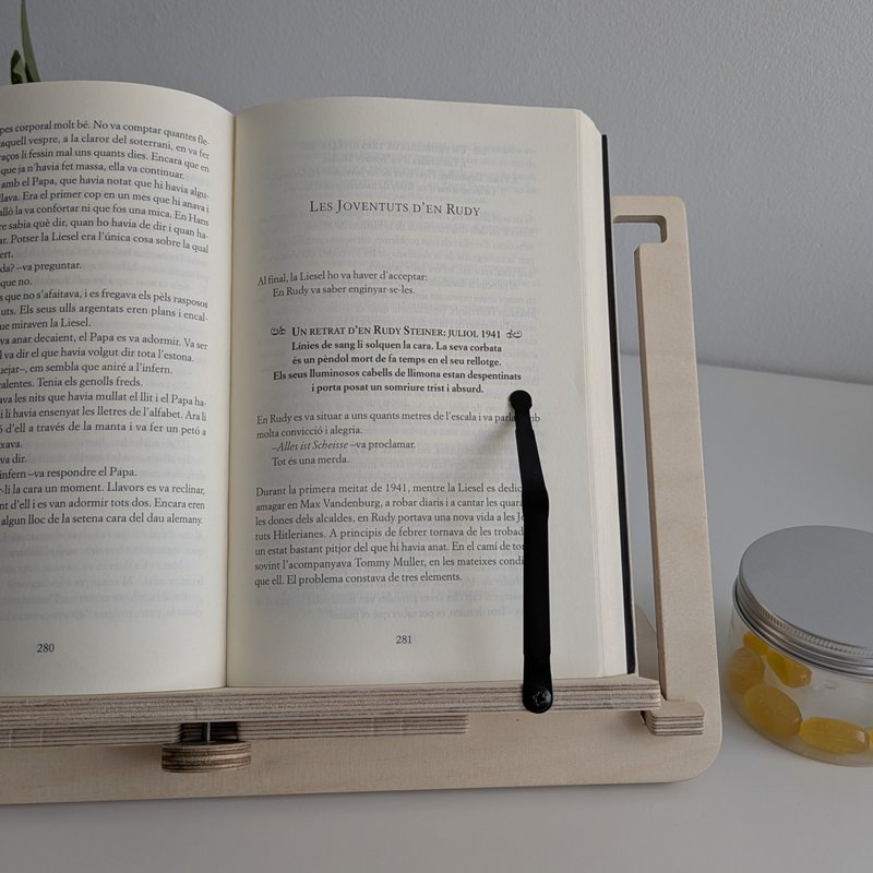 Adjustable support for books and tablets - The reader