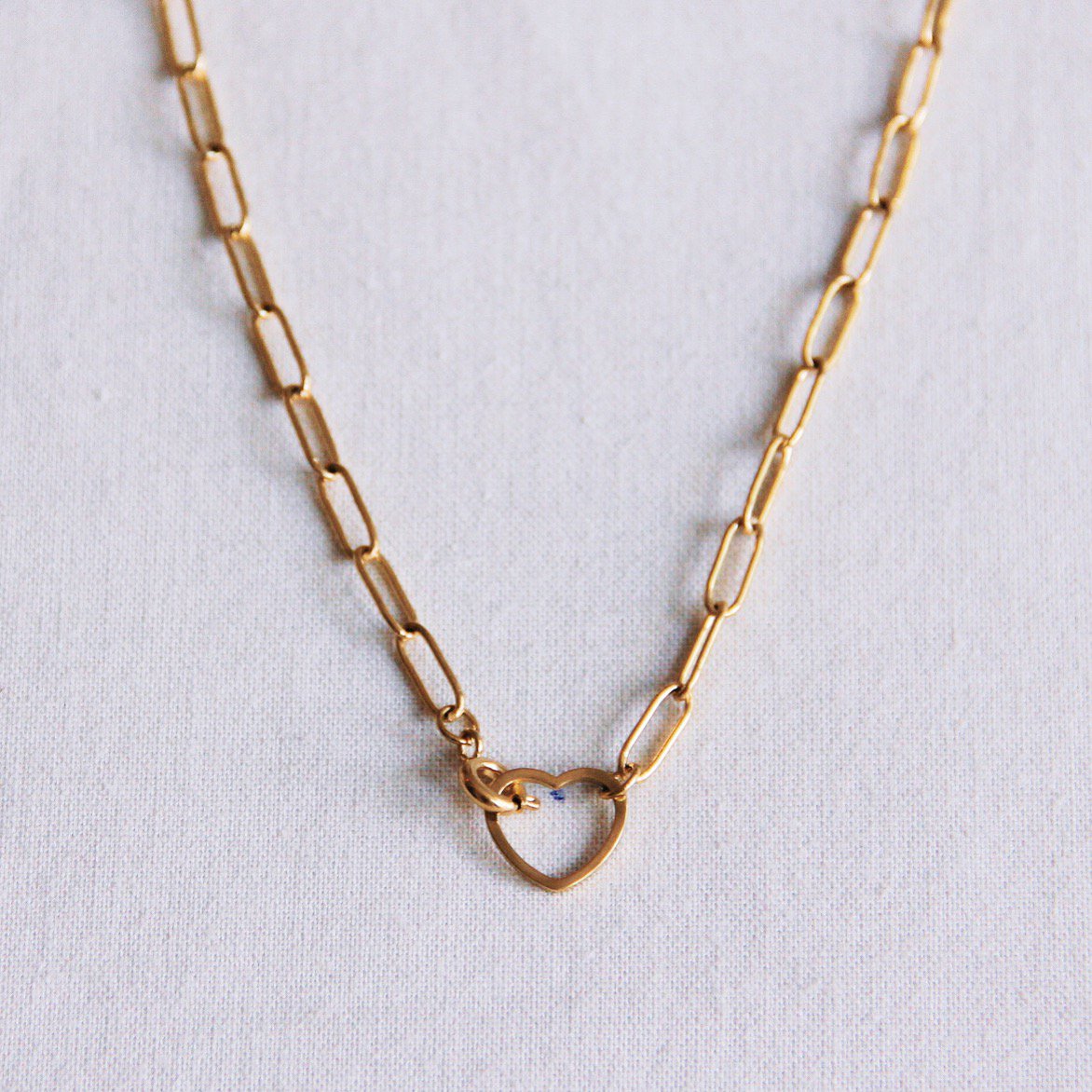FW281: Collar de cadena D de acero inoxidable con cierre de corazón abierto