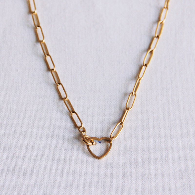 FW281: Collar de cadena D de acero inoxidable con cierre de corazón abierto
