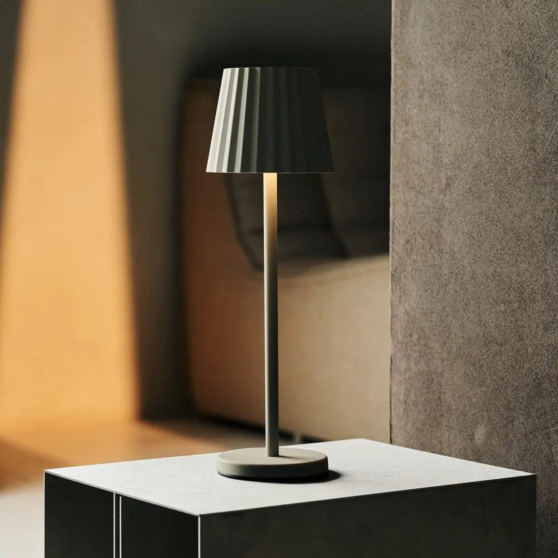 Maya Shadow Grey Ribbed Bordlampe