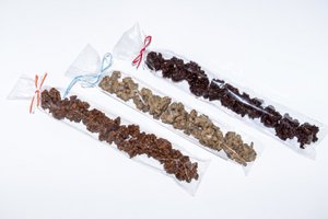 BIOLOGISCHE Chocolade Crunchy ROCKS met gekarameliseerde amandelen, hazelnoten en citrusvruchten 100g. (Doos met 12 gevarieerde eenheden)