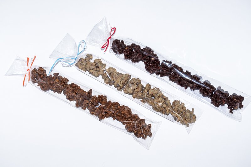 ROCKS Croccanti di Cioccolato BIO con Mandorle e Nocciole Caramellate e Agrumi 100g. (Scatola da 12 unità varie)