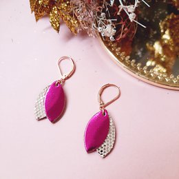 LES LOULOUS Fuchsia kurze Lederohrringe