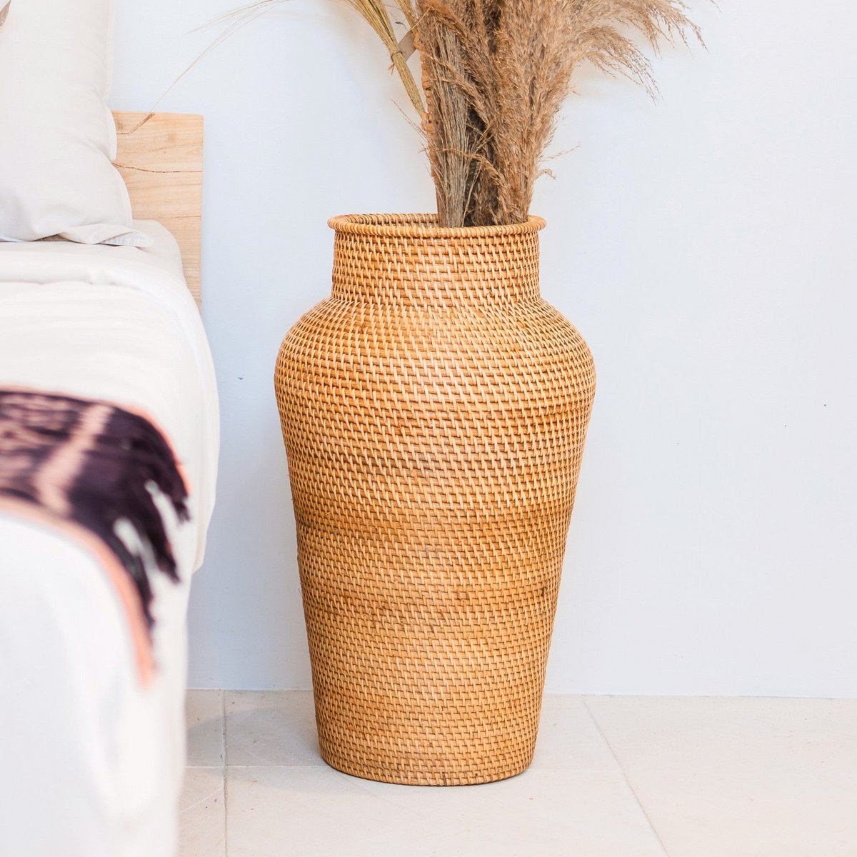 Woven Rattan Vase Round – Large Boho Decorative Vase – Vase Tall & Narrow – Floor Vase Handmade from Natural Fibres (Ø 30 cm) KIDUNG