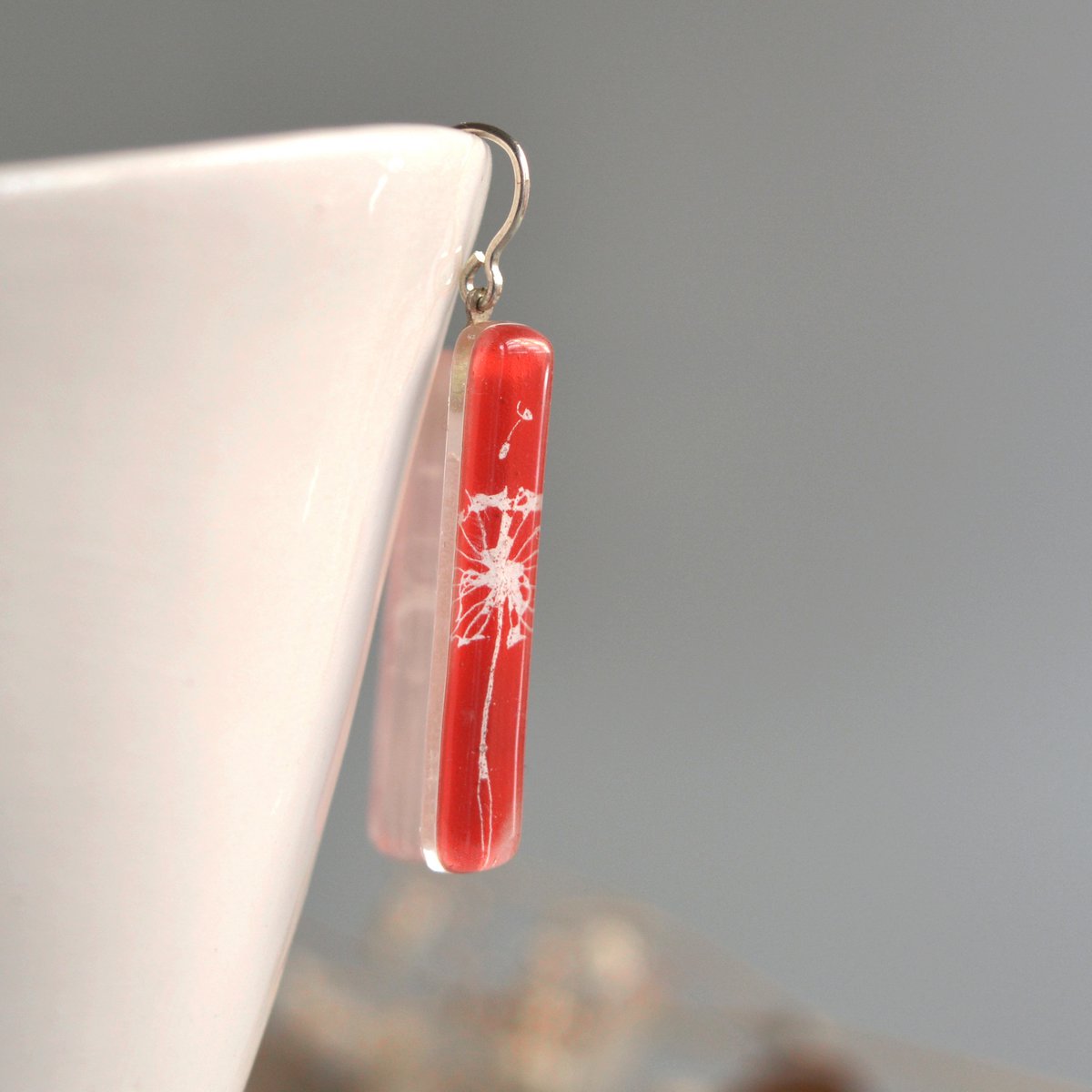 Paardebloemoorbellen in diep rood en wit, lange bungelstaaf, glas en sterling zilver