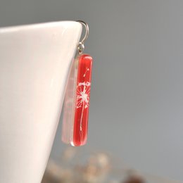 Paardebloemoorbellen in diep rood en wit, lange bungelstaaf, glas en sterling zilver
