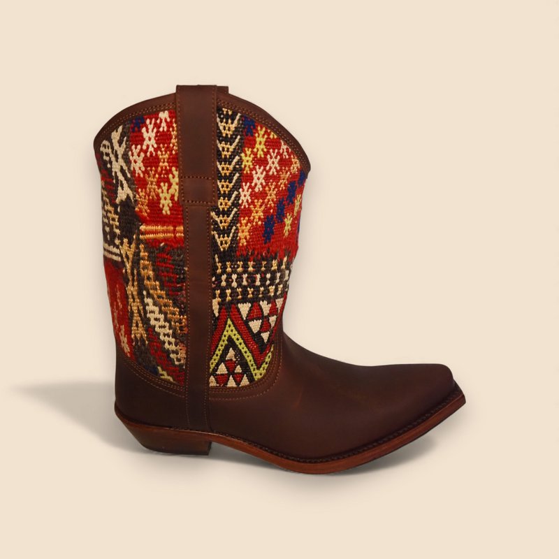 Leona Boots-Saum
